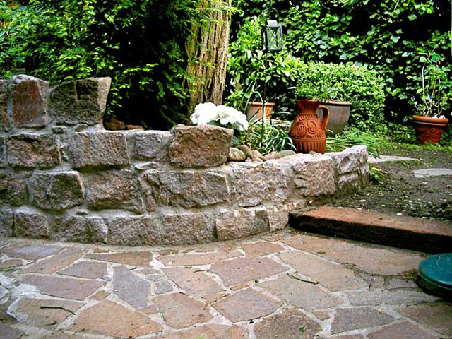 Natursteinmauer im Garten